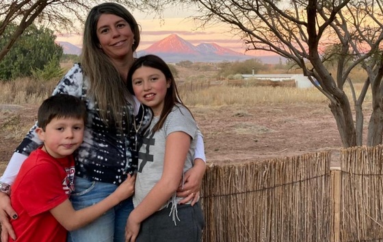Bianca con sus hijos Luciano y Almendra en el bosque
